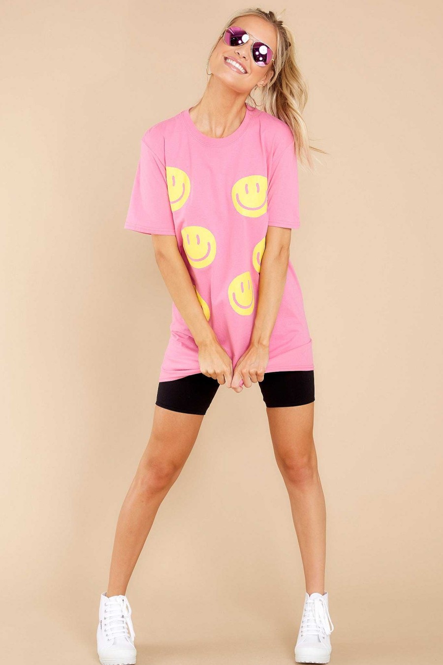 Clothing Red Dress Graphic Tees | All Smiles Bubblegum Graphic Tee Pink
